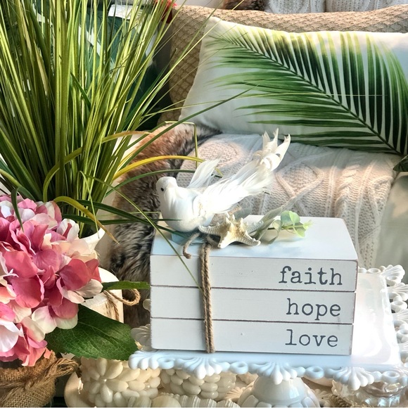 🌴🎉HP🎉 New! Faux Book Stack “Faith Hope Love” Dove Starfish - Picture 3 of 5